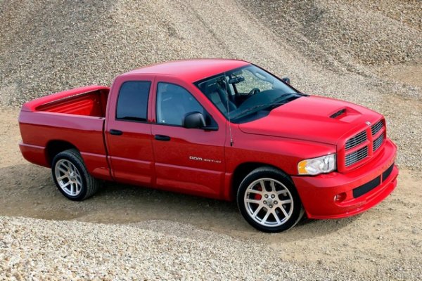 V10 от третото поколение Viper е с обем 8,3 л, тегло 230 кг, мощност 507 к.с. и 712 Нм. Почти година, след като модификацията с две врати излезе на пазара, на купувачите беше предложен Ram SRT-10 с двойна кабина. Версията Quad Cab беше оборудвана със същия двигател, но тежеше с 220 кг повече (2548 кг) и беше по-слаба от базовата SRT-10 по отношение на динамиката и максималната скорост.